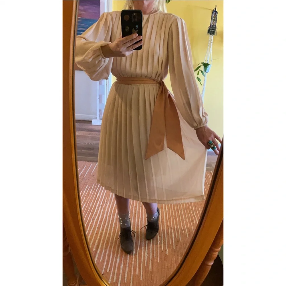 Vintage Ethereal Pleated Cream MIDI Dress - Picture 5 of 13